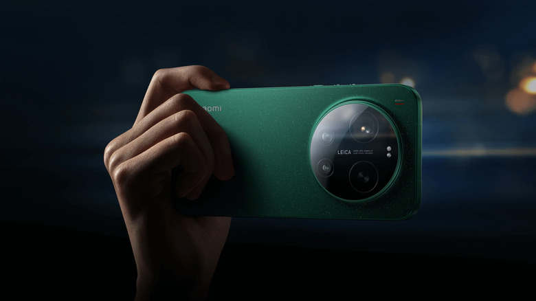A person's hand holding the Xiaomi 17 Ultra while preparing to take a professional photograph.